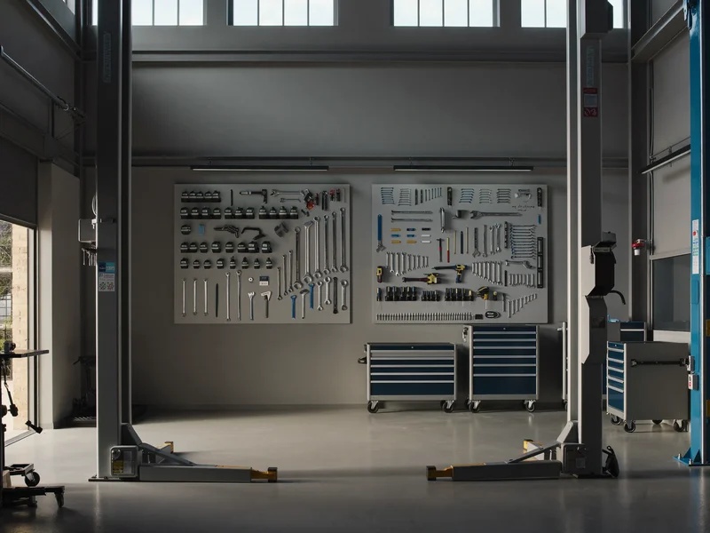 Illustration einer aufgeräumten Werkstatthalle mit zwei Hebebühnen und Werkzeugwand